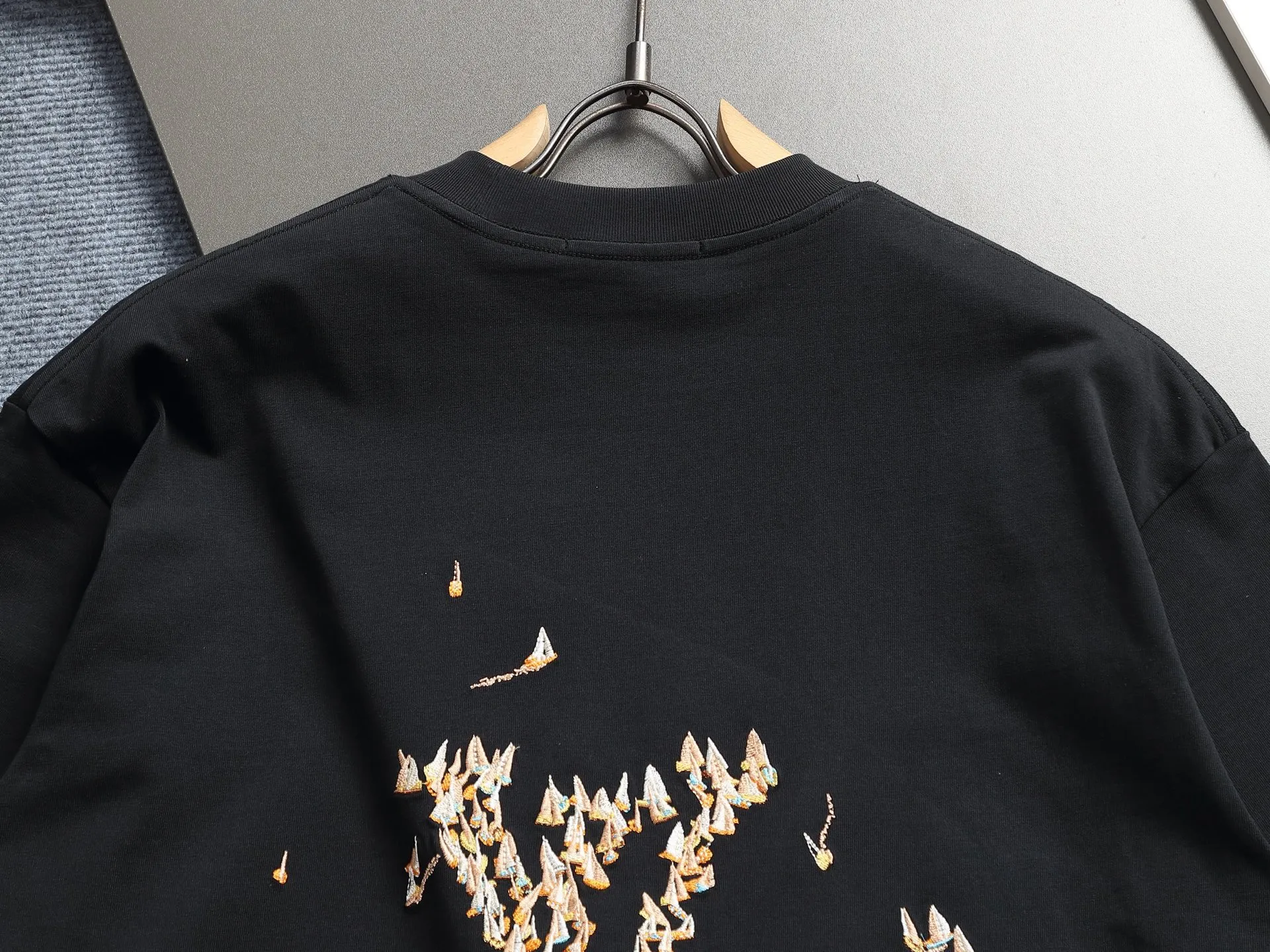 🅿️220 Louis Vuitton/Louis Vuitton High-end craftsmanship 10000 needle embroidery The large sailing ship logo is exquisitely upgraded, inspired by the retro embroidery of the 1980s. The original fabric is the same as the official short-sleeved T-shirt. The fabric is dyed in the same vat. It feels very comfortable. The latest brick cabinet synchronization for spring and summer. Fashionable and personalized. Super versatile and good-looking. It is very suitable for both men and women. A must-have for everyone. Hang tag. Collar label. Washed wheat. Complete with three labels. Color: black, white, blue. Size: S M L XL |